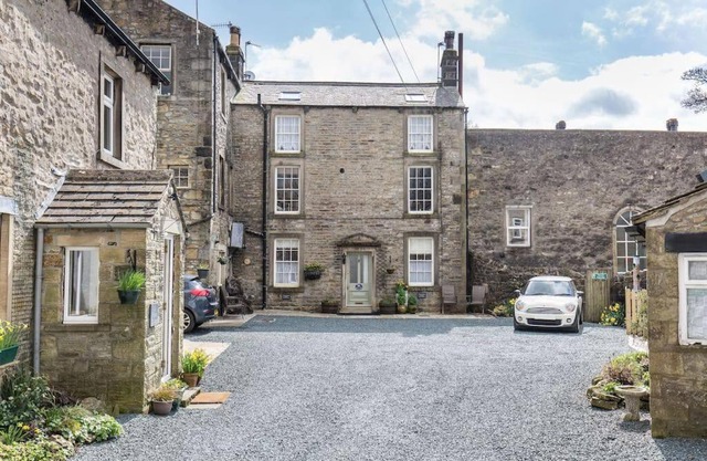 Fern Hse Grassington; central yet quiet & parking