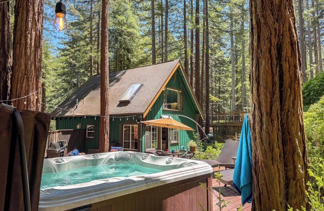 Fern Woods~Classic Redwood Cabin with Sweeping Decks! HotTub/WiFi/Pup