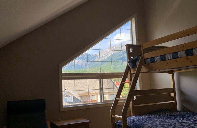 Fernie 3 Bed Condo with vaulted ceilings and Deck