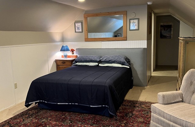 Fernwood Guesthouse Highview Room, private entrance, near Dreams Pk, Arnold Lake