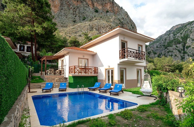 Fethiye Göcek'de Deniz Manzaralı 4+1 Turunç