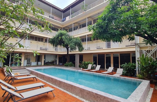 Feung Nakorn Balcony Rooms and Cafe