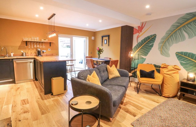 FEUS HOLIDAY COTTAGE, pet friendly, with hot tub in Auchterarder