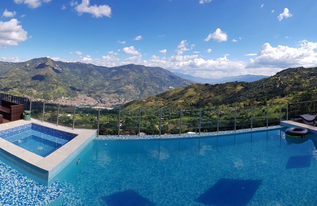 Finca La Esmeralda, Con Todos Los Lujos.