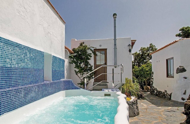Finca La Hoya 1 - Tradition meets modernity - sea view, whirlpool & conservatory