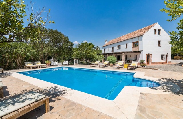 Finca near Pizarra, near Málaga & the sea, pool, WiFi, all rooms have their own bathroom