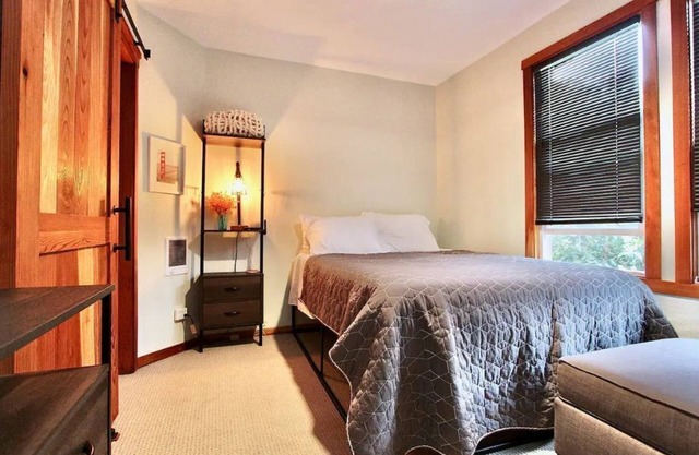 Find Your Refuge in Wine Country's Sweet Spot. Walk to Bars/Restaurants & River