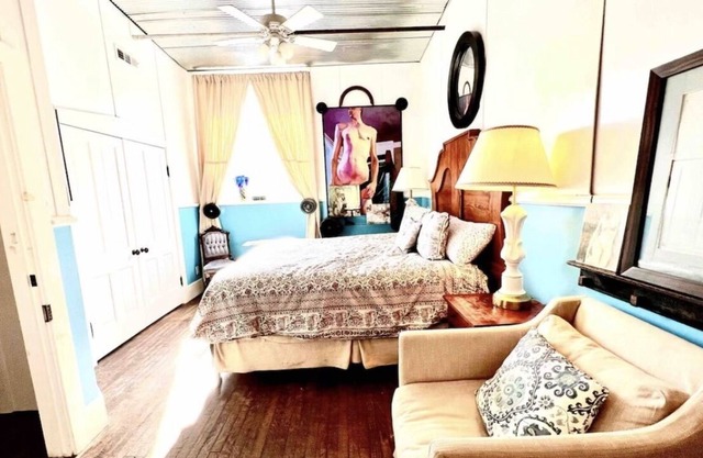 Fine Furniture Factory Luxury 2 Bedroom Apartment - 15 minutes to Holiday World!