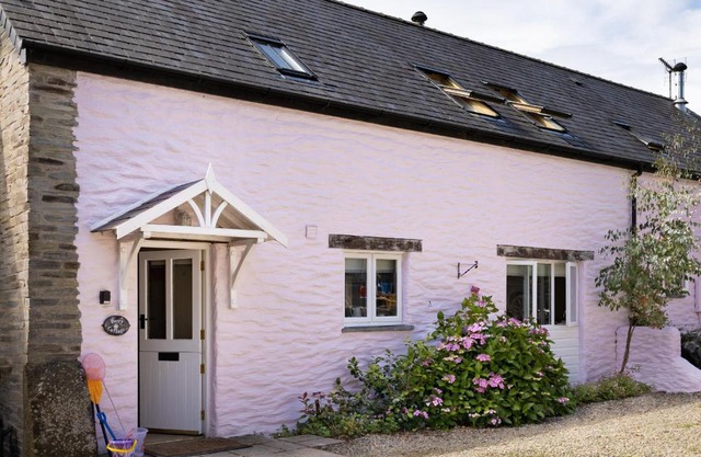 Finest Retreats - Berry Cottage - 4 Bedroom, Pet-Friendly Cottage Sleeping 8