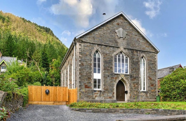 Finest Retreats - Luxury Converted Chapel with Hot Tub & Games Room