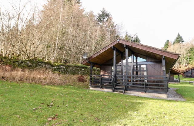 FIRBUSH LODGE, pet friendly, character holiday cottage in Killin