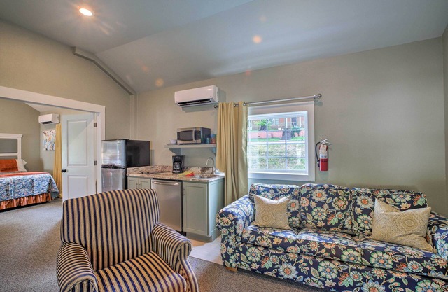 Fire Pit Access: Cozy Dtwn Branson Cottage!