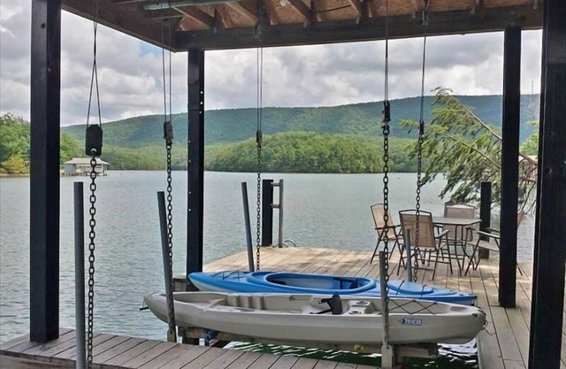 Fire-pit, Kayaks, Paddleboard, Wifi, Game Room, Pet Friendly & More! Come Visit "English Retreat"!