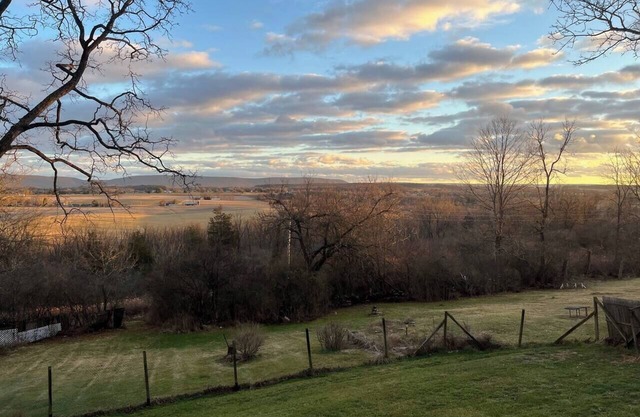 Fire Pit + Valley Views + 16 min PSU + Sleeps 6