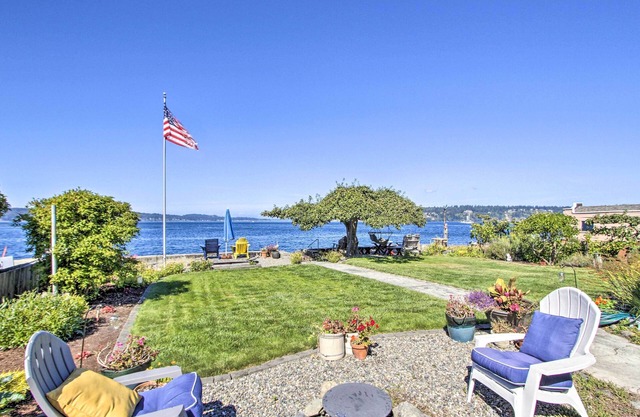 Fire Pit, Views & Beach Access: Waterfront Escape!
