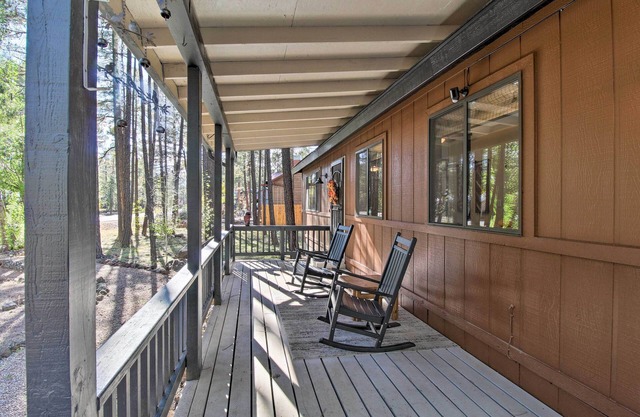 Fireplace, Deck & Grill: Pinetop Cabin Rental!