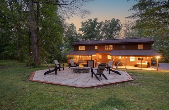 Fireside Cabin | HOT TUB, TV + Game Room!