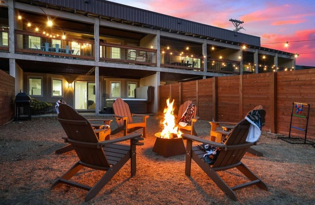 Fireside Grove | Downtown Stay w/Hot Tub