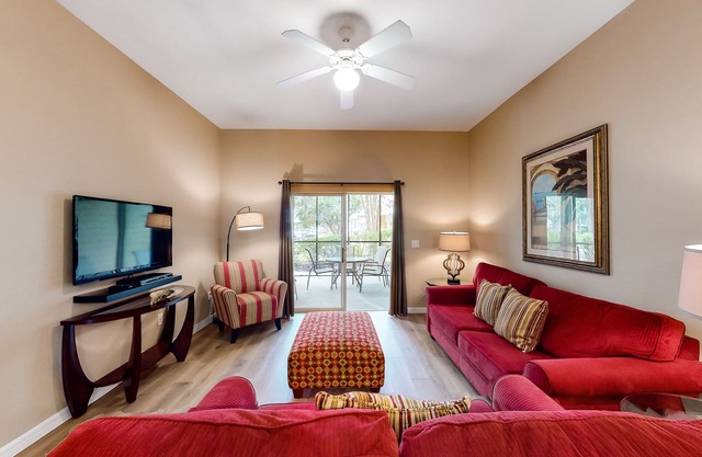 First floor condo w/sauna, pools, restaurant, tennis court