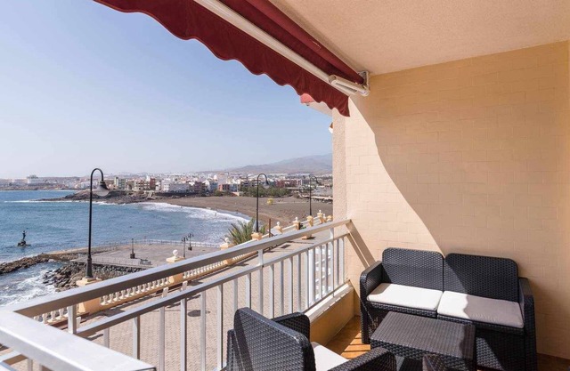 First line apartment with direct sea views