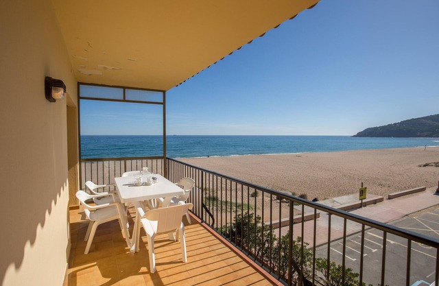 First line beach apartment with front sea vue - Pals beach (DU 3H 319)