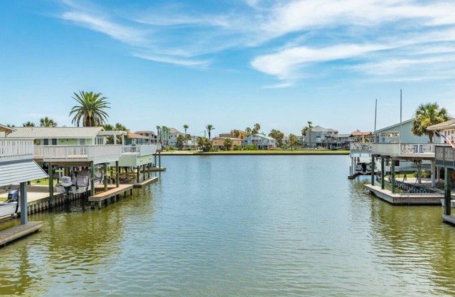 Fish,Crab,Swim on Waterfront Beach House !