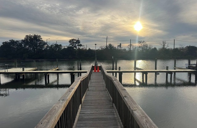 FISHERMEN - Beautiful 2-bedroom condo with a private dock in Norfolk.