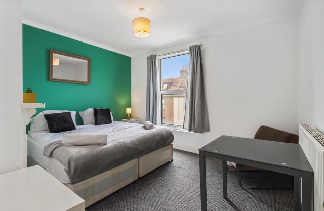 FIVE Bedroom Central Maidstone Home with BBQ, HotTub & Wi-Fi