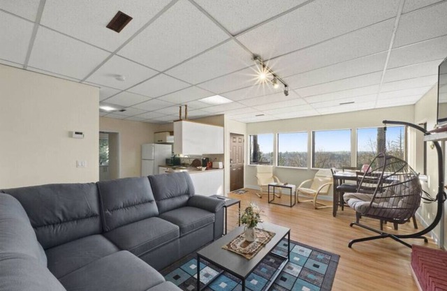 Five Bedroom Oasis with View of Abbottsford Valley