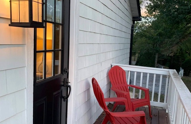 Five-star Historic Boyd Harvey Carriage House 2 Bedroom Home by RedAwning