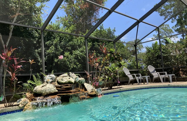 Flamingo 🦩 PRIVATE HEATED POOL House: Short Drive to St Augustine, Daytona Beach
