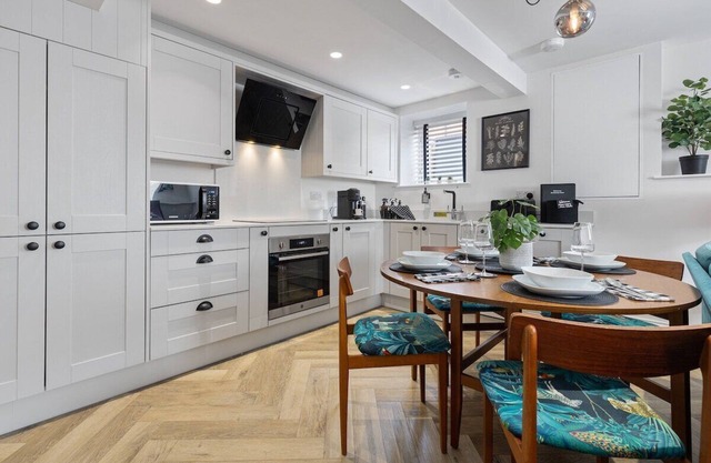 Flat B Stunning 2 bed in Roundhay, EV charging