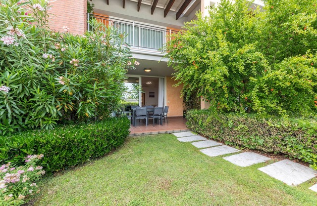 Flat 'Blue Lake Holiday House' with swimming pool, Wi-Fi and air conditioning