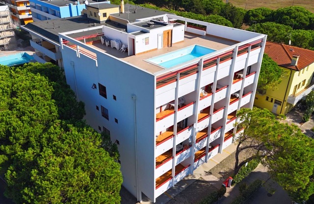 Flat in a building with pool