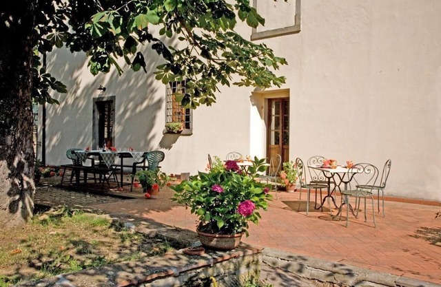 Flat in an old villa with swimming pool