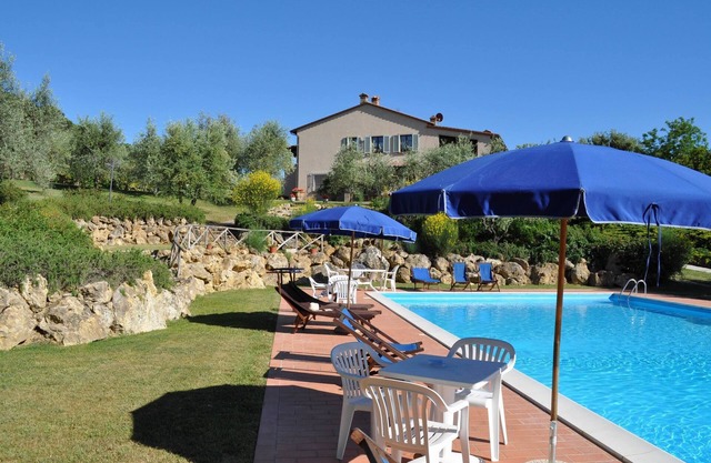 Flat in Iano,covered terrace, A/C, village walking distance,Wi-Fi,pool, sleeps 8