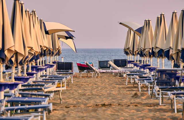 Flat with terrace overlooking the pool