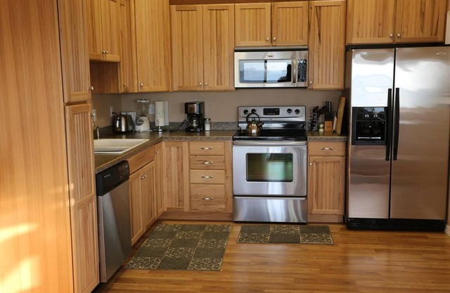Flathead Lake - Condo building 23 beds