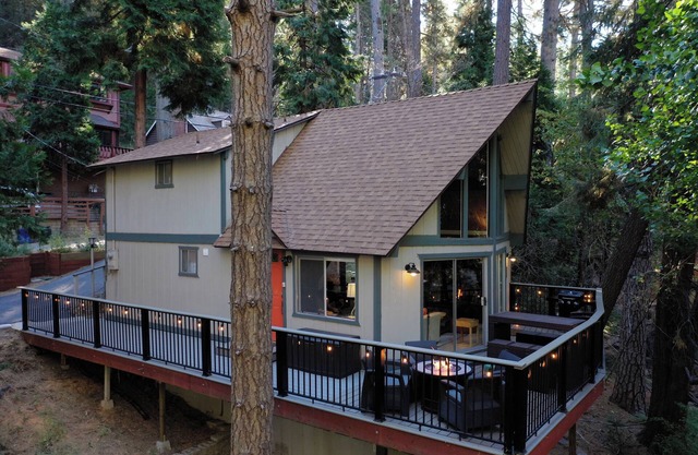 Fleming Creek Hideaway + Next to Creek + Fire-Pit!