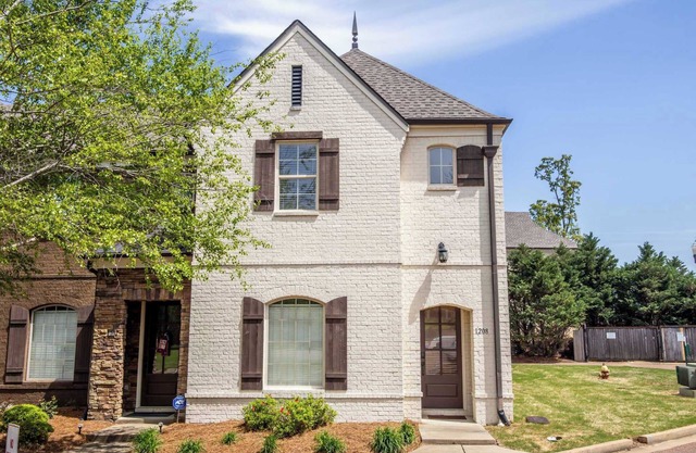 Fleur de Lis Fanbase by Apex Short Term Stays