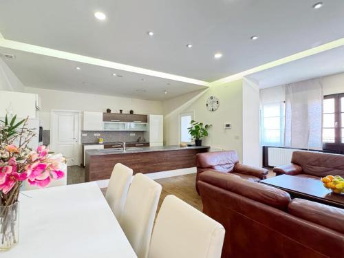 Flex SelfCheckIns 125 - 4 Bedrooms - Centre - Parking