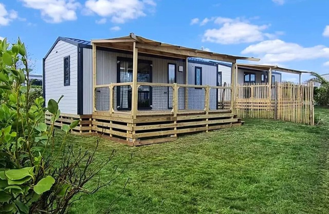 Flower Camping Domaine de Pendruc * - Mobile home MARIN Confort 27 m² - 2 bedrooms/covered terrace + TV for 4 people