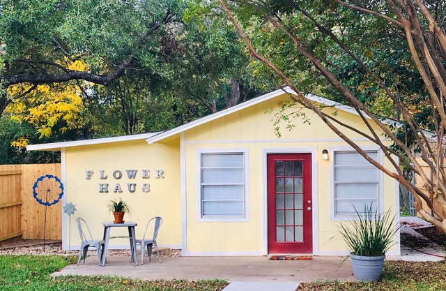 Flower Haus Adorable Cottage with HOT TUB 6 blocks to Main St/Center