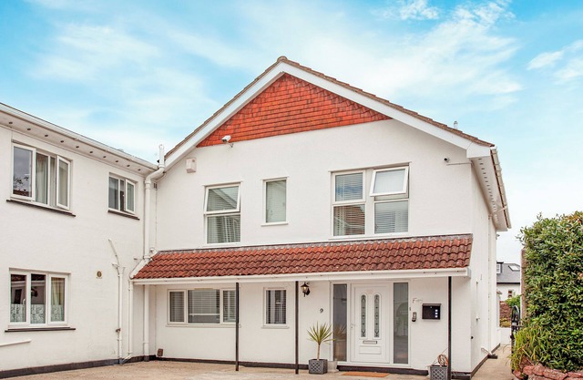 Flower Pots House - UK39782