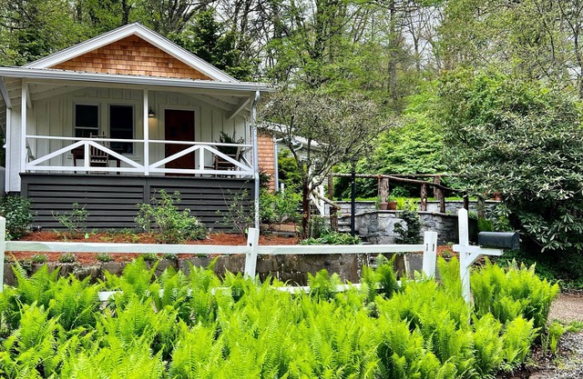 FLY LAKE- A Modern Mirror Lake Cottage