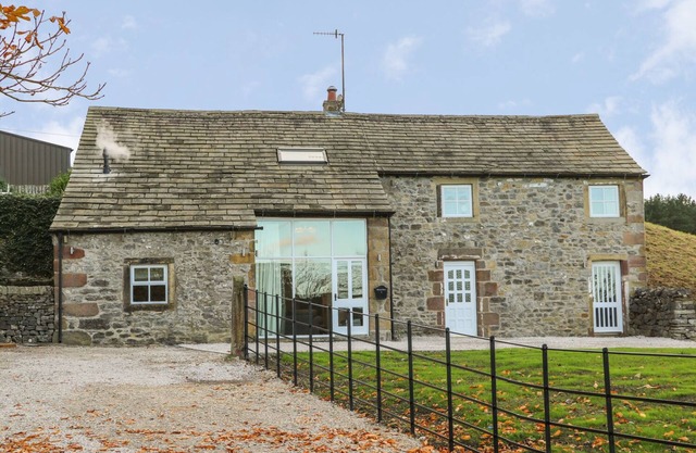 FOGGA CROFT COTTAGE, pet friendly, with hot tub in Gargrave