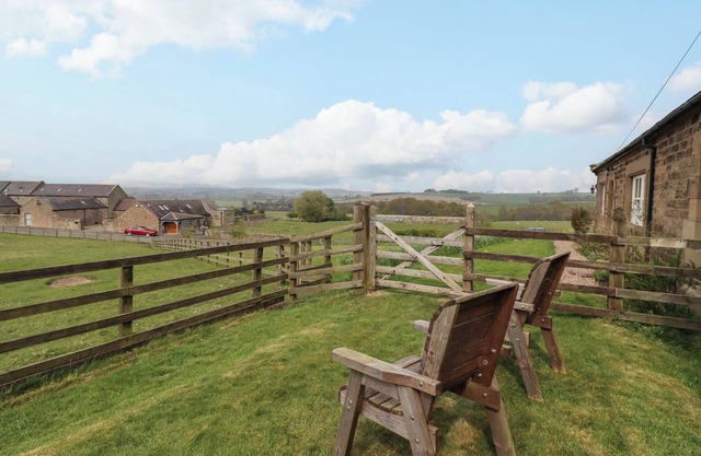 FOLLY VIEW, pet friendly, character holiday cottage in Eglingham