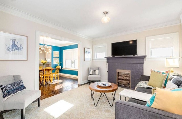 Forest Avenue Flat (1st Floor Apt) · 30 day stays welcomed | Midtown