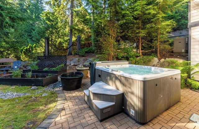 Forest Getaway 2 Bedroom Suite with Hot & Cold Tub