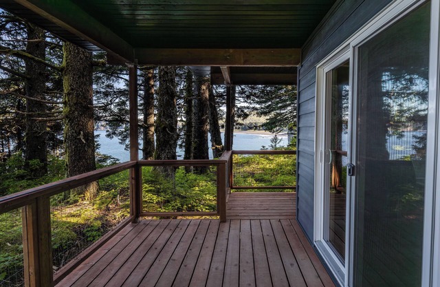 Forest View Cottage- Ocean Views from Private Balcony at Friends by the Ocean